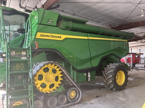 Image of John Deere X9 1100 equipment image 1