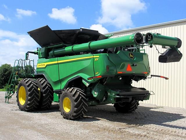 Image of John Deere X9 1100 equipment image 1