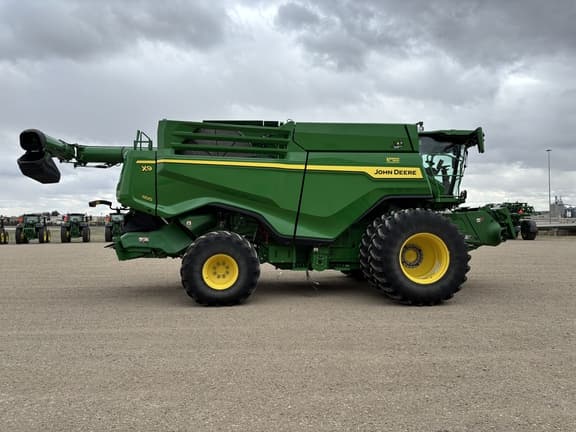 Image of John Deere X9 1100 equipment image 2