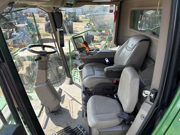 Image of John Deere X9 1100 equipment image 4