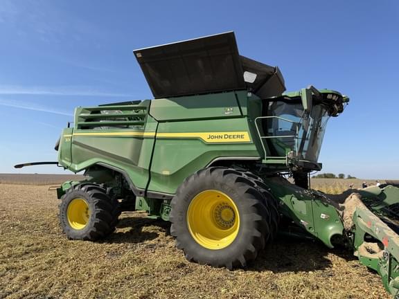 Image of John Deere X9 1100 equipment image 1