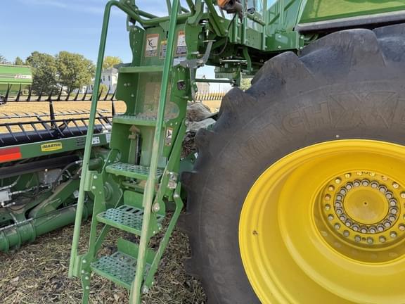 Image of John Deere X9 1100 equipment image 4