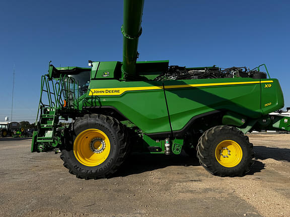 Image of John Deere X9 1100 equipment image 1