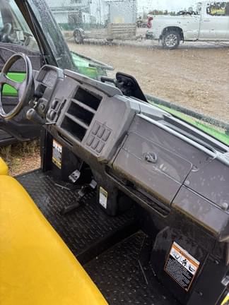 Image of John Deere XUV 835M equipment image 4