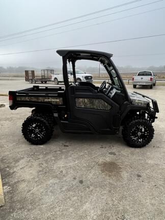 Image of John Deere XUV 835M equipment image 1