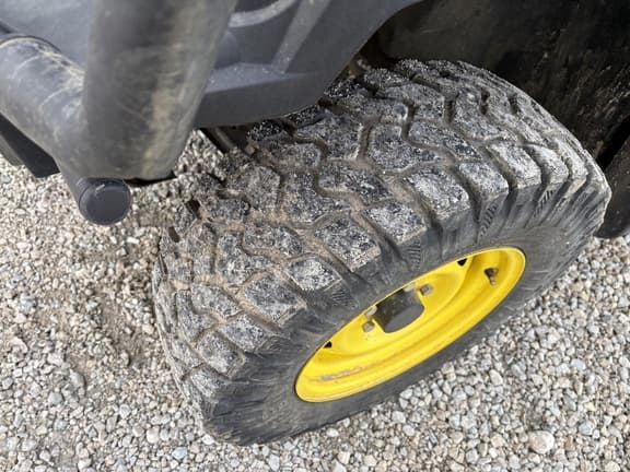 Image of John Deere XUV 835M equipment image 1