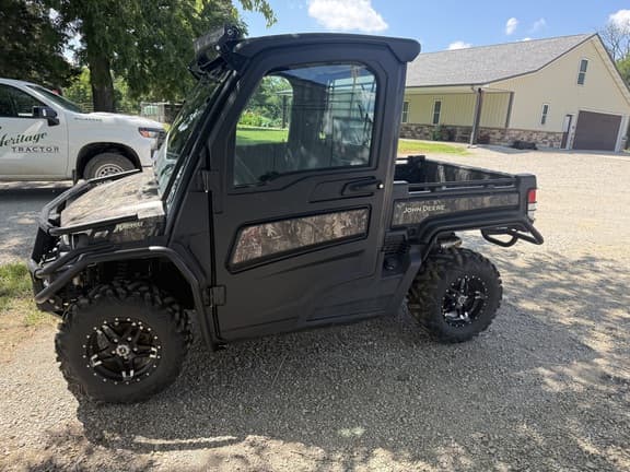 Image of John Deere XUV 835M equipment image 1