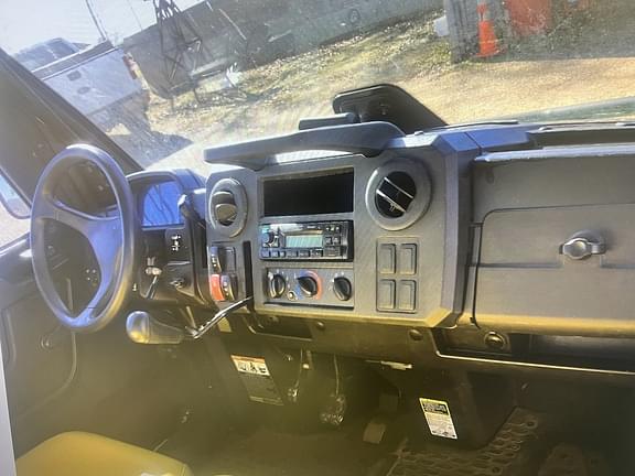 Image of John Deere XUV 835M equipment image 2