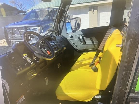 Image of John Deere XUV 835M equipment image 3