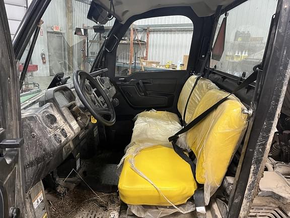 Image of John Deere XUV 835M equipment image 1