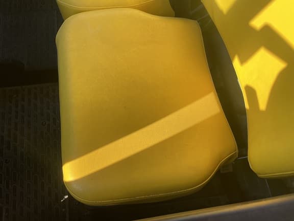 Image of John Deere XUV 835M equipment image 3