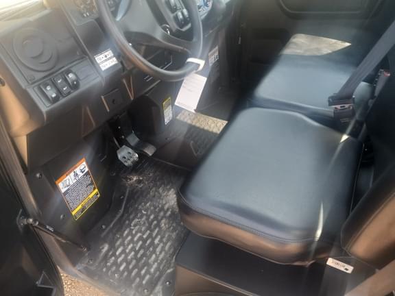 Image of John Deere XUV 835M equipment image 2