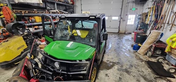 Image of John Deere XUV 835M equipment image 2
