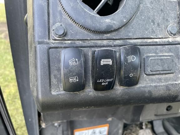 Image of John Deere XUV 835M equipment image 4