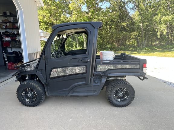 Image of John Deere XUV 835R equipment image 1