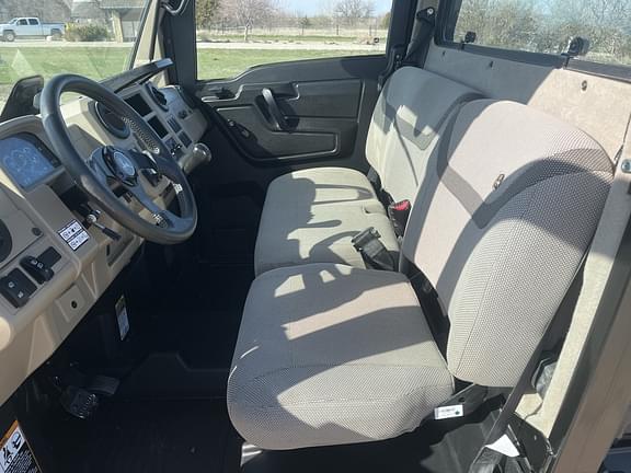 Image of John Deere XUV 835R equipment image 4