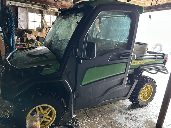 2022 John Deere XUV 835R Equipment Image0