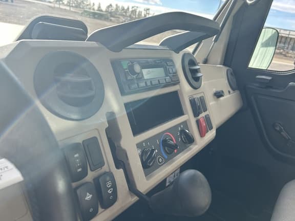 Image of John Deere XUV 835R equipment image 4