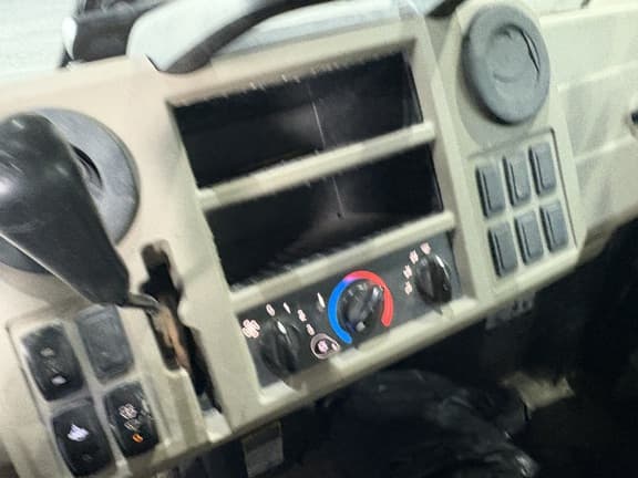 Image of John Deere XUV 835R equipment image 4