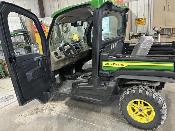 Image of John Deere XUV 835R equipment image 3