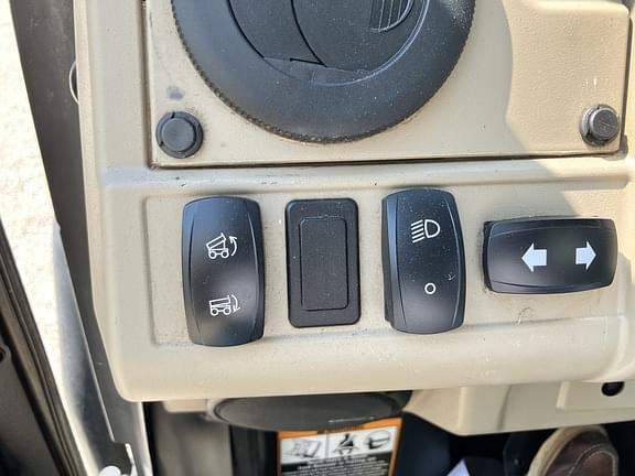 Image of John Deere XUV 835R equipment image 3