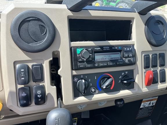 Image of John Deere XUV 835R equipment image 4