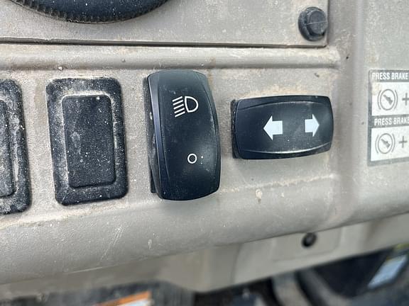 Image of John Deere XUV 835R equipment image 4