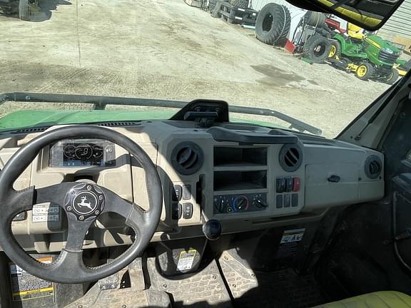 Image of John Deere XUV 835R equipment image 4