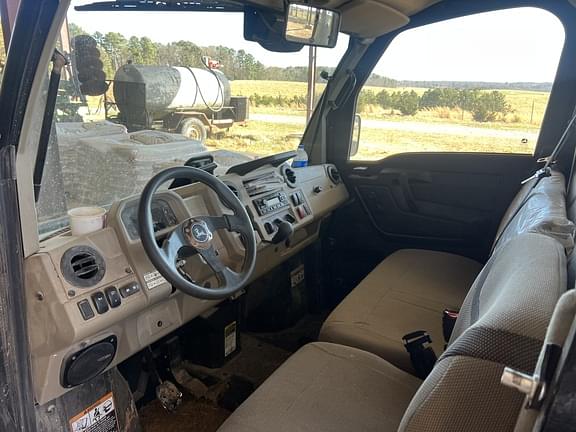 Image of John Deere XUV 835R equipment image 4