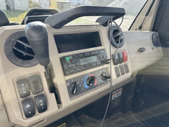 Image of John Deere XUV 835R equipment image 4