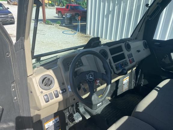 Image of John Deere XUV 835R equipment image 2