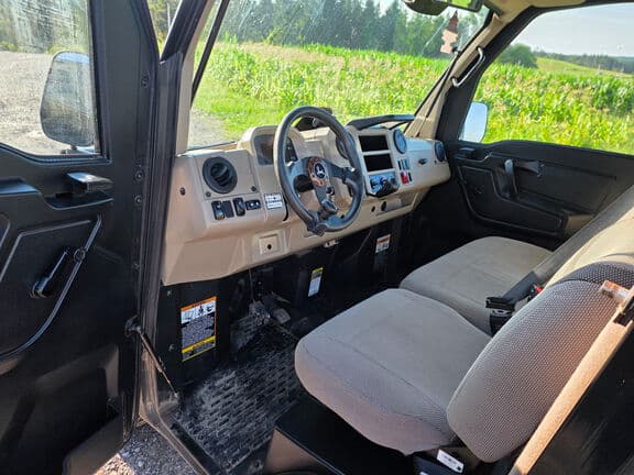 Image of John Deere XUV 835R equipment image 1