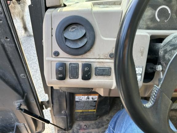 Image of John Deere XUV 835R equipment image 2