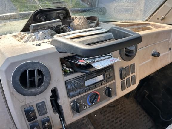 Image of John Deere XUV 835R equipment image 1