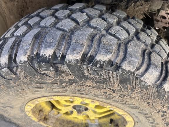 Image of John Deere XUV 835R equipment image 2