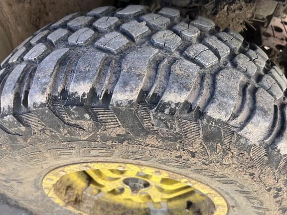 Image of John Deere XUV 835R equipment image 2