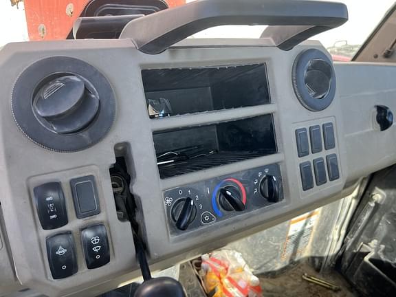 Image of John Deere XUV 835R equipment image 4