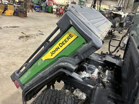 Image of John Deere XUV 835R equipment image 3