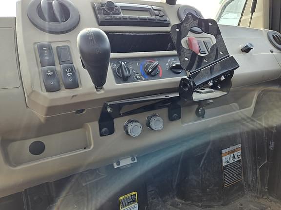 Image of John Deere XUV 835R equipment image 4