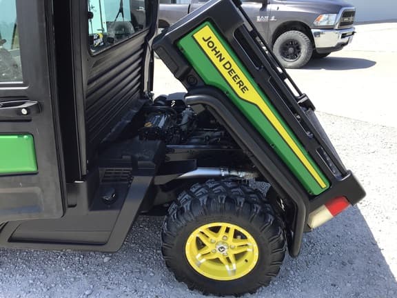 Image of John Deere XUV 835R equipment image 4