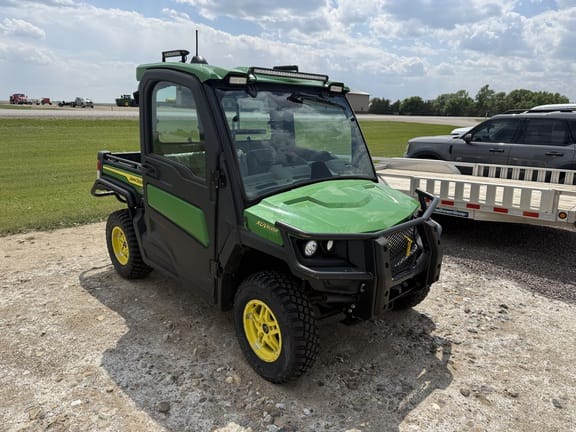 2022 John Deere XUV 835R Equipment Image0
