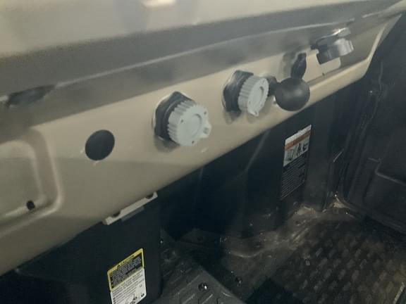 Image of John Deere XUV 835R equipment image 3