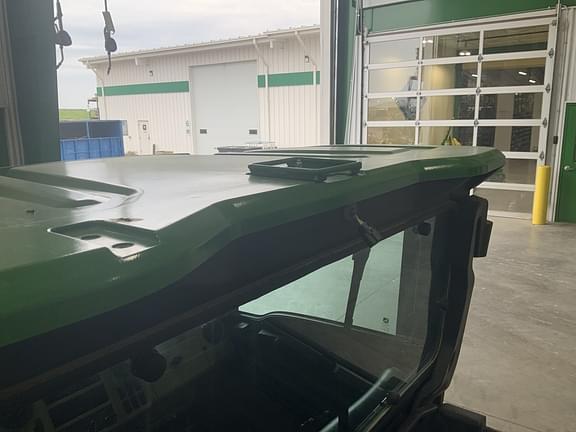 Image of John Deere XUV 835R equipment image 4