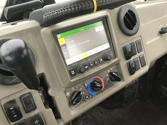 Image of John Deere XUV 835R equipment image 3