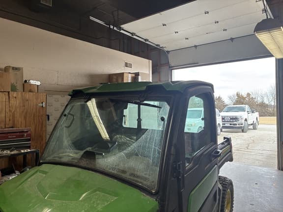 Image of John Deere XUV 835R equipment image 2