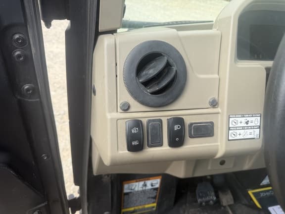 Image of John Deere XUV 835R equipment image 1