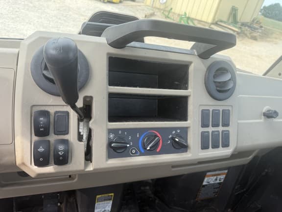 Image of John Deere XUV 835R equipment image 2