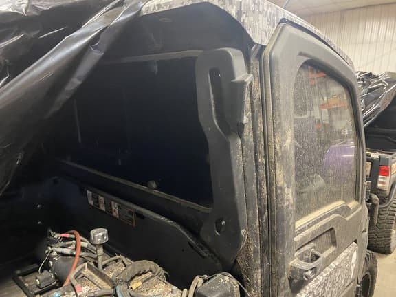 Image of John Deere XUV 835R equipment image 4