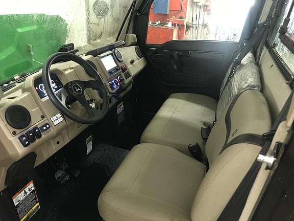 Image of John Deere XUV 835R equipment image 4