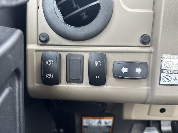 Image of John Deere XUV 865R equipment image 3